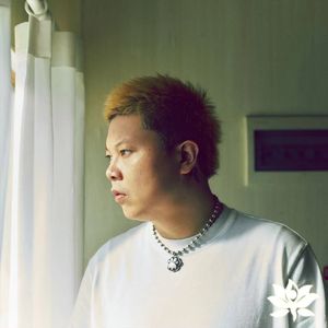 日本护士解开乳罩喂奶
