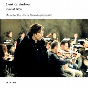 日本护士解开乳罩喂奶
