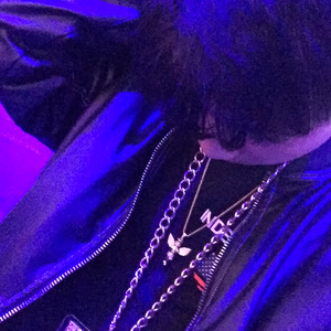 日本护士解开乳罩喂奶
